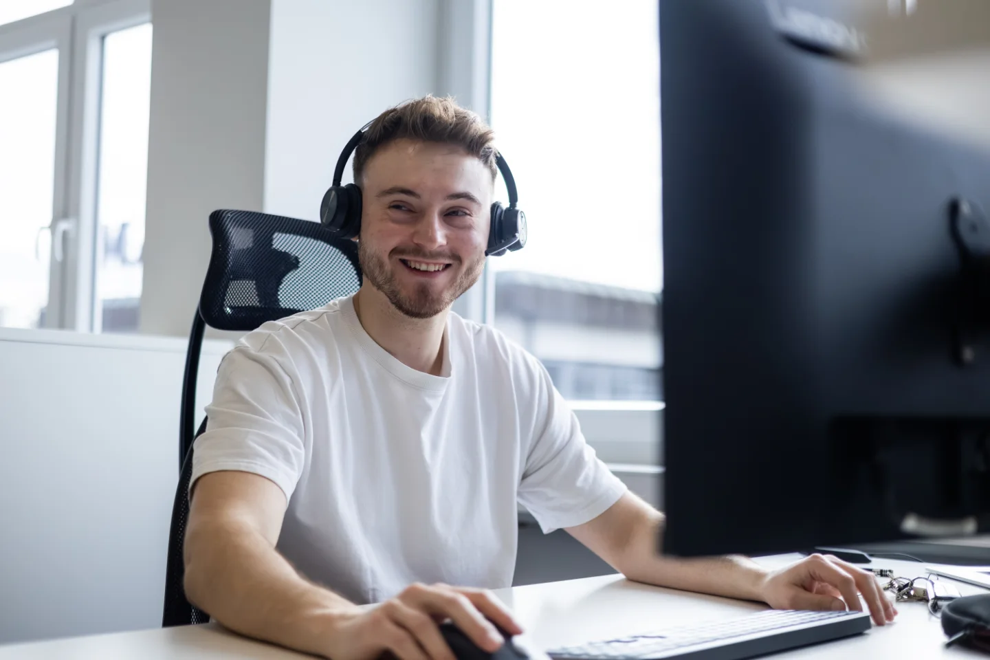 Person am Computer-Arbeitsplatz bei nubibase