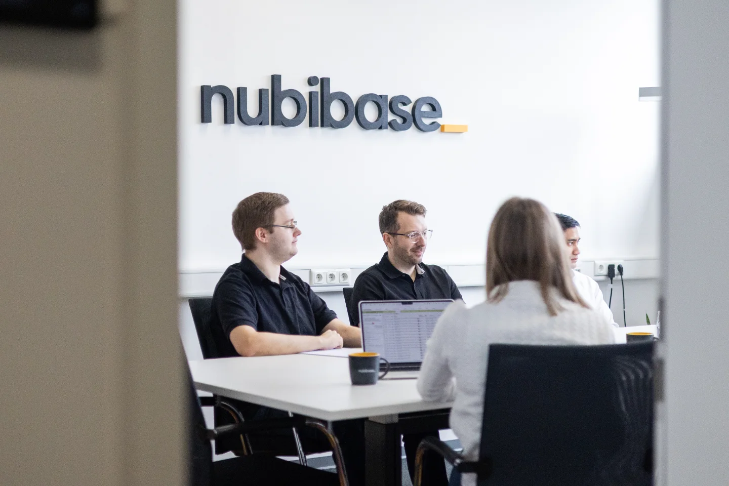 Person am Computer-Arbeitsplatz bei nubibase