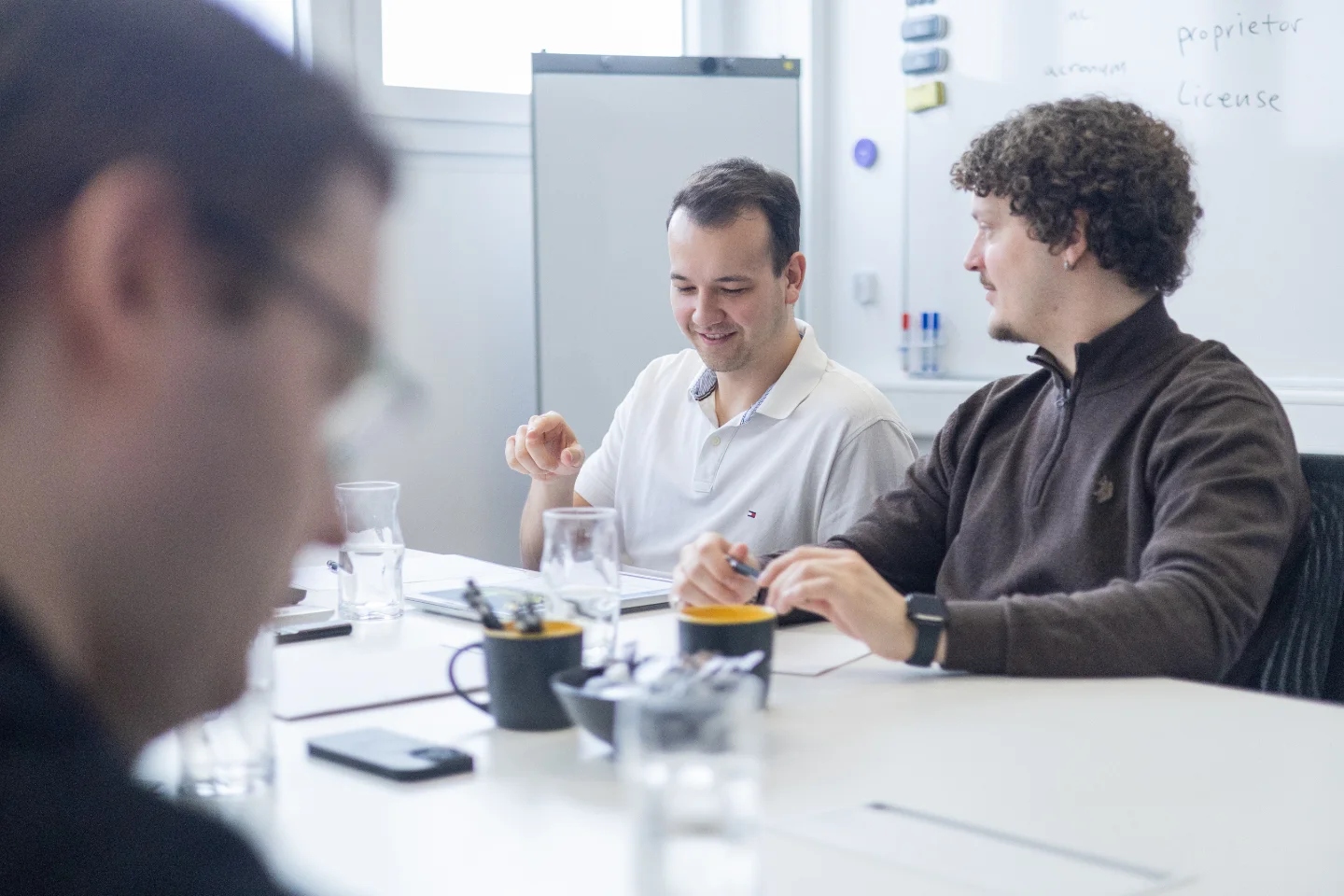 Mitarbeitende von nubibase am Arbeitsplatz