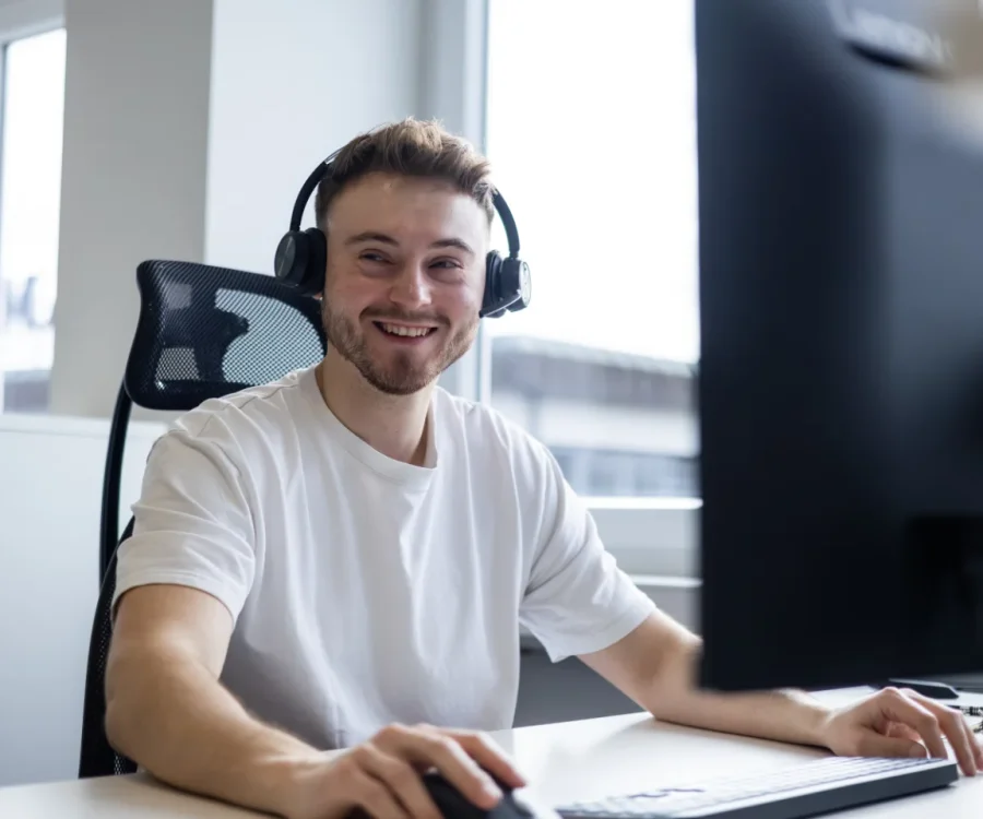 Person am Computer-Arbeitsplatz bei nubibase