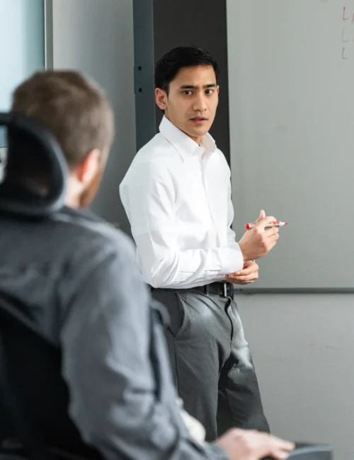 Person am Computer-Arbeitsplatz bei nubibase