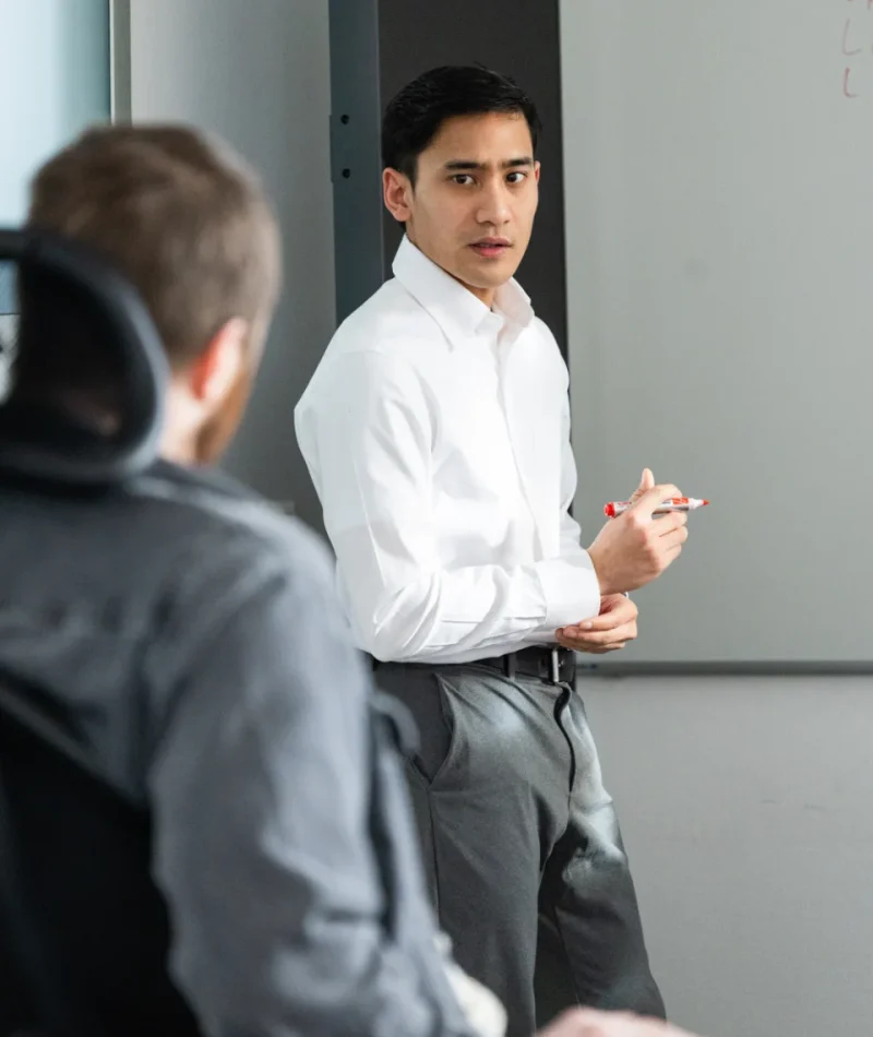 Person am Computer-Arbeitsplatz bei nubibase
