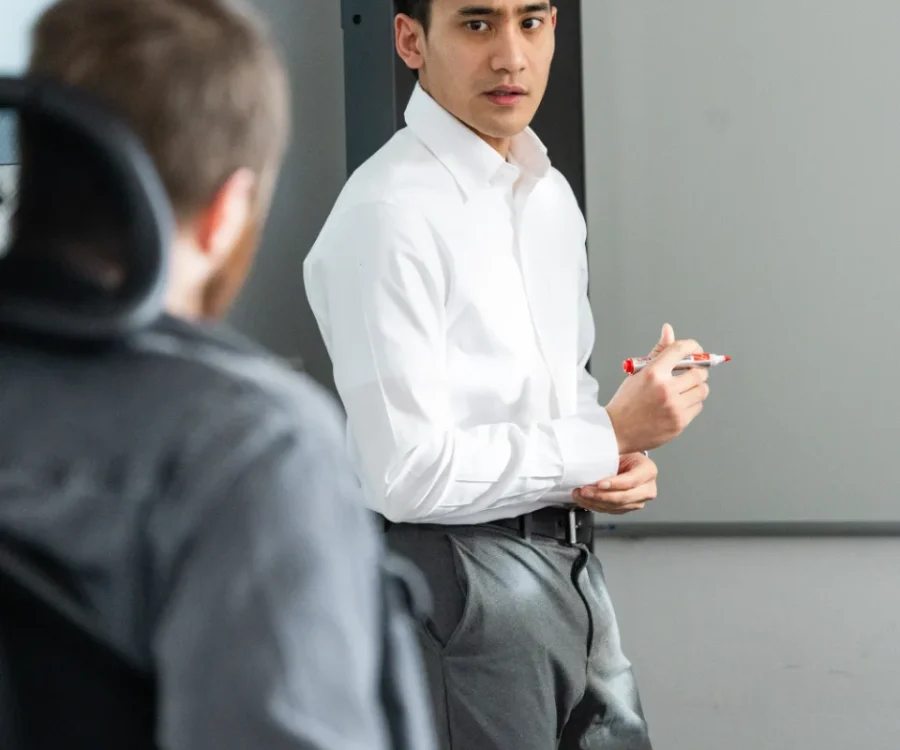 Person am Computer-Arbeitsplatz bei nubibase