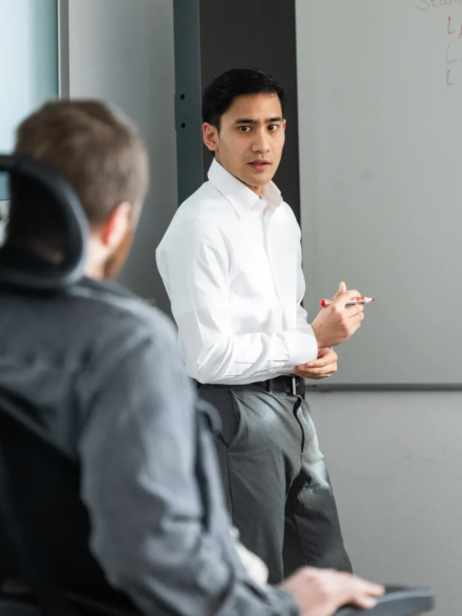 Person am Computer-Arbeitsplatz bei nubibase