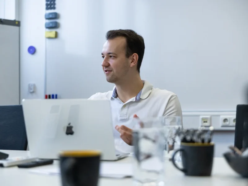 Person am Computer-Arbeitsplatz bei nubibase