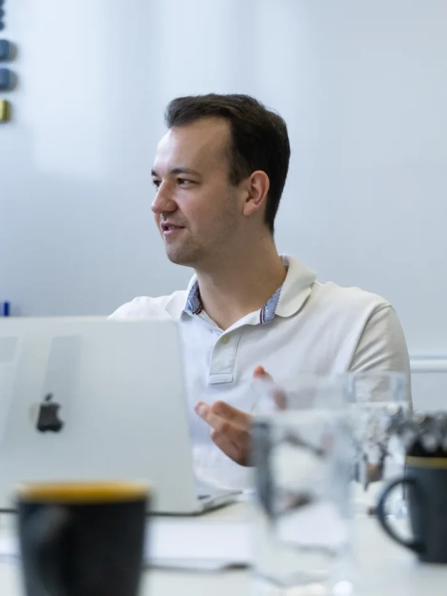 Person am Computer-Arbeitsplatz bei nubibase