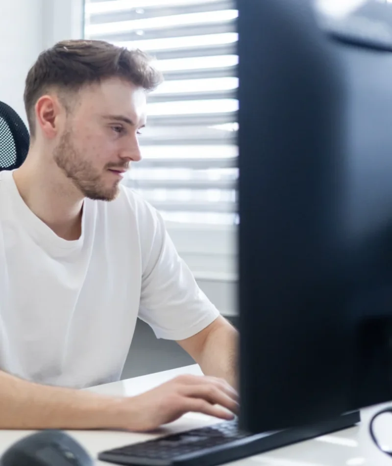 Mitarbeitende von nubibase am Arbeitsplatz