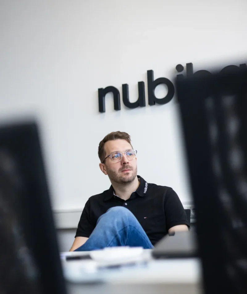 Person am Computer-Arbeitsplatz bei nubibase