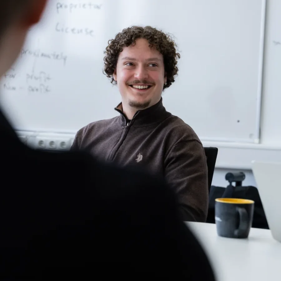 Mitarbeitende von nubibase am Arbeitsplatz