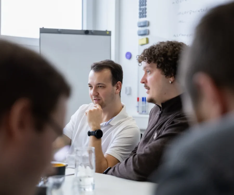 Person am Computer-Arbeitsplatz bei nubibase