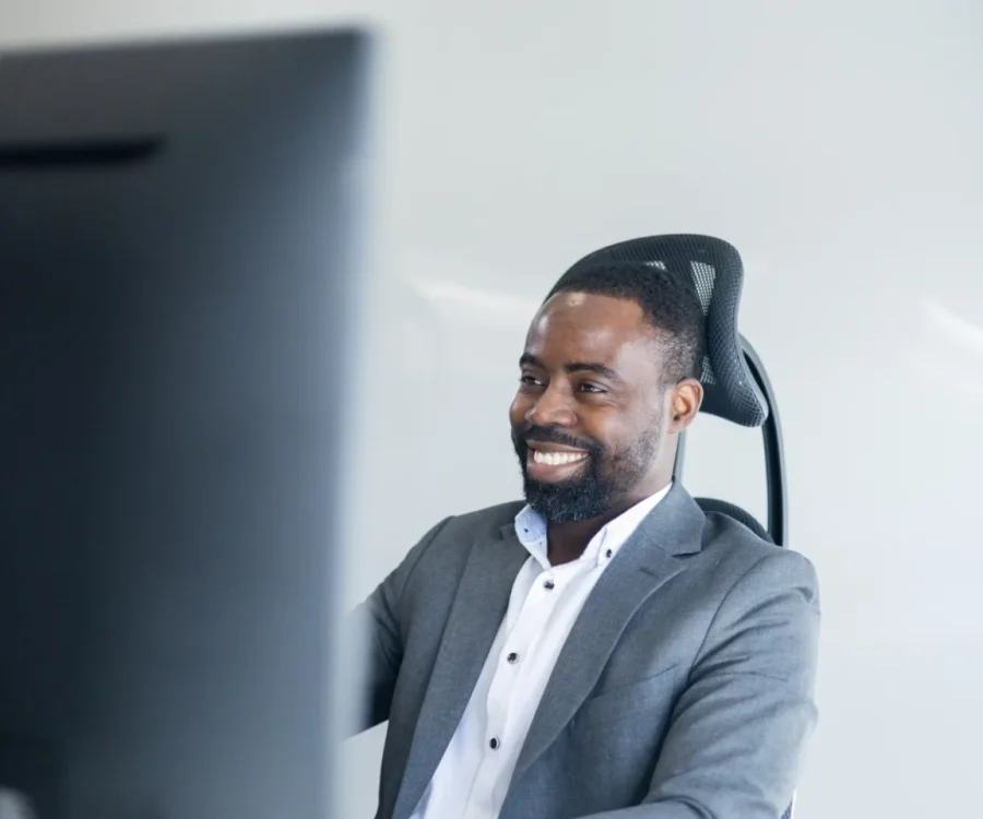 Person am Computer-Arbeitsplatz bei nubibase