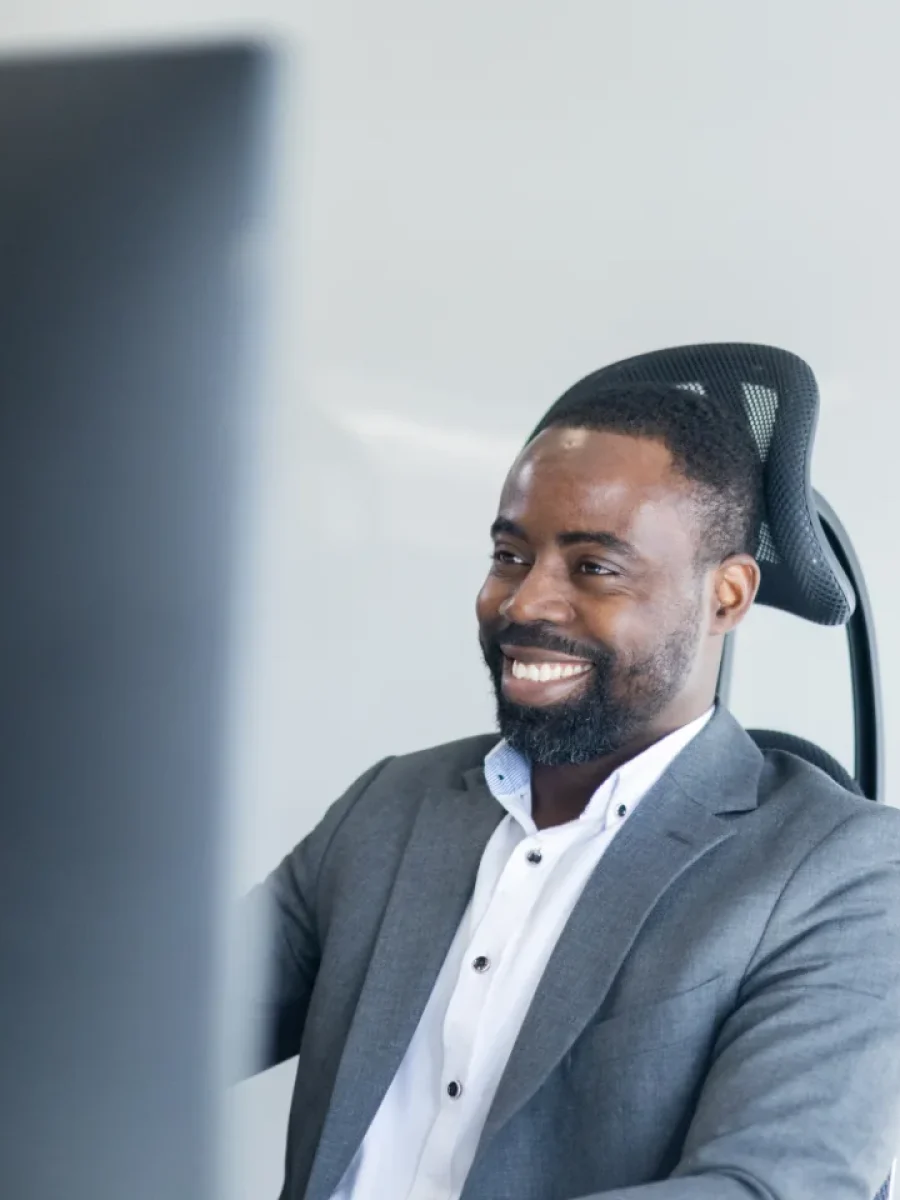 Person am Computer-Arbeitsplatz bei nubibase