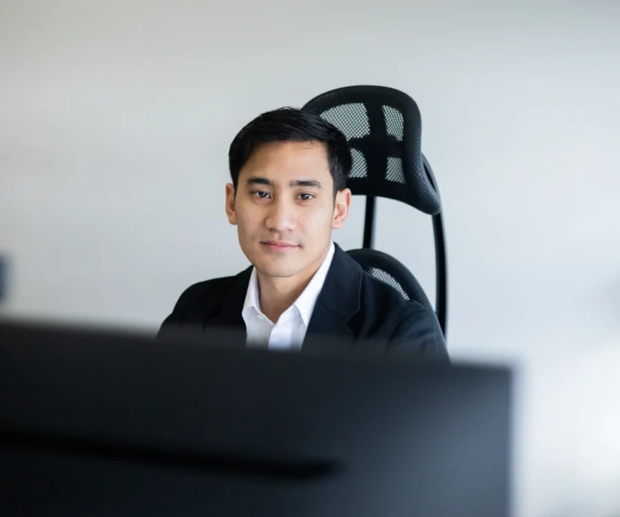 Person am Computer-Arbeitsplatz bei nubibase